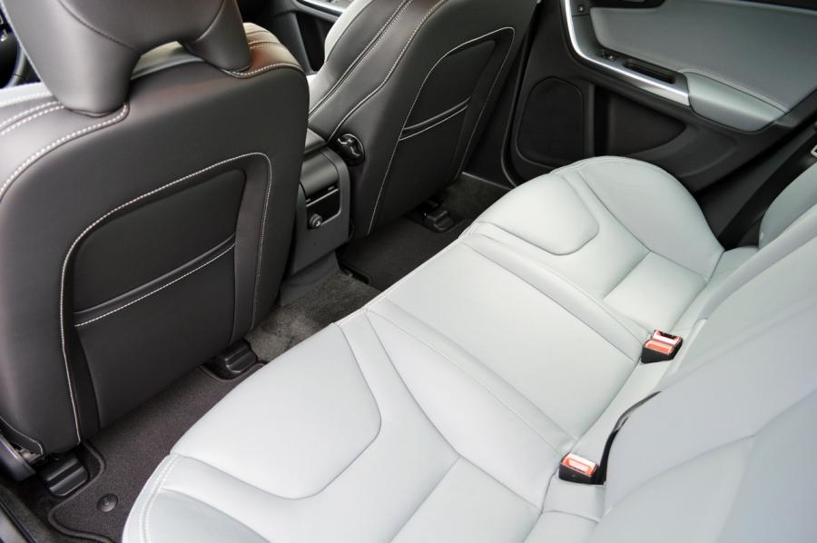  Volvo S60 T6 Drive-E 2015 года  (фото 8 из 18)